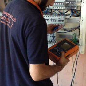 Técnico de Ecemis realizando instalación de electricidad de baja tensión