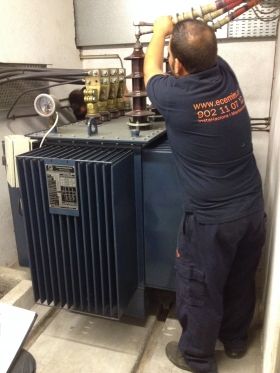 Técnico de Ecemis realizando instalación de electricidad de media tensión